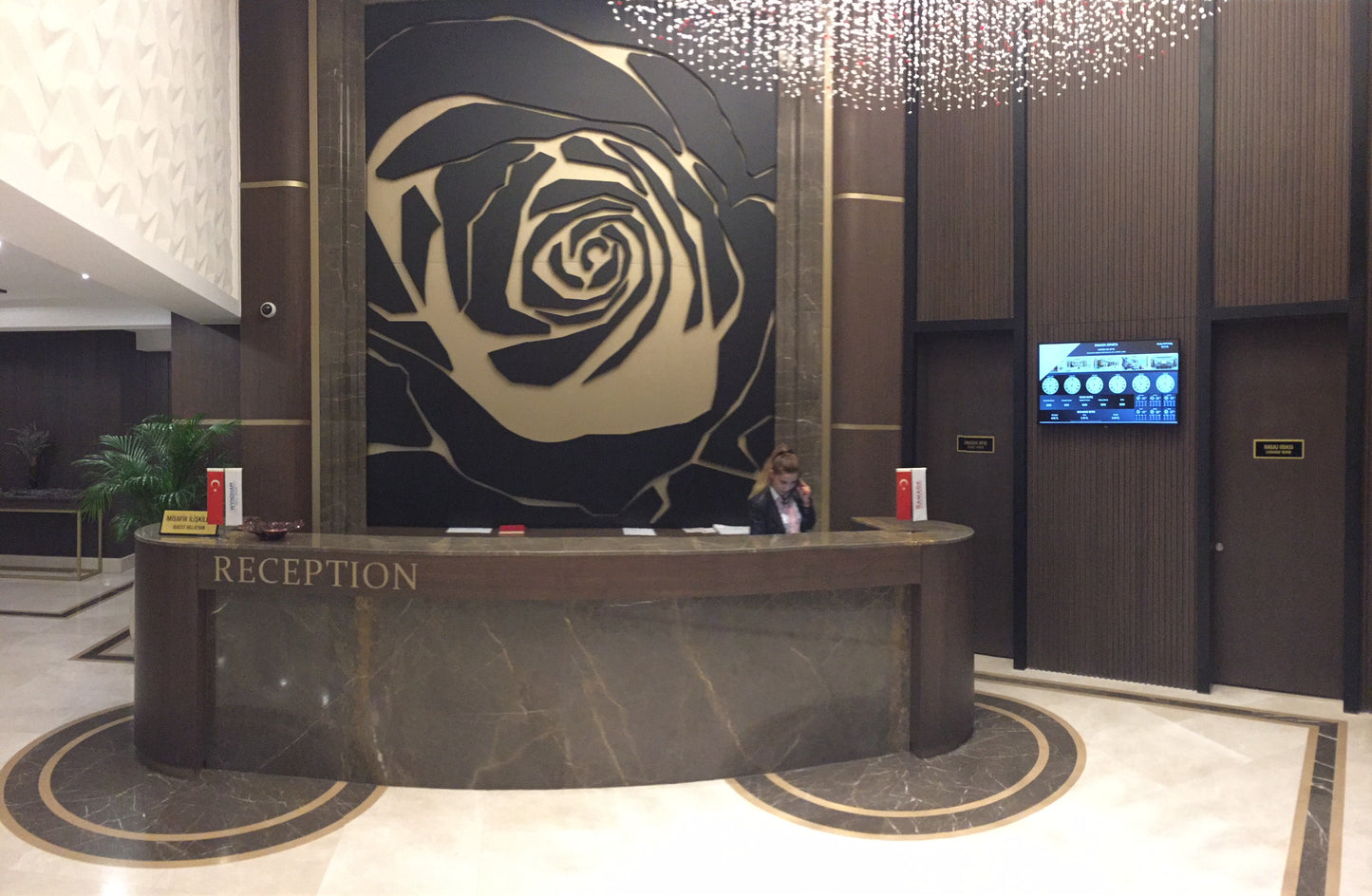 Hotel Resepsiyon Bilgi Ekranı - 32 Inch FULL HD 7/24 400 Nit Endüstriyel Signage Monitör