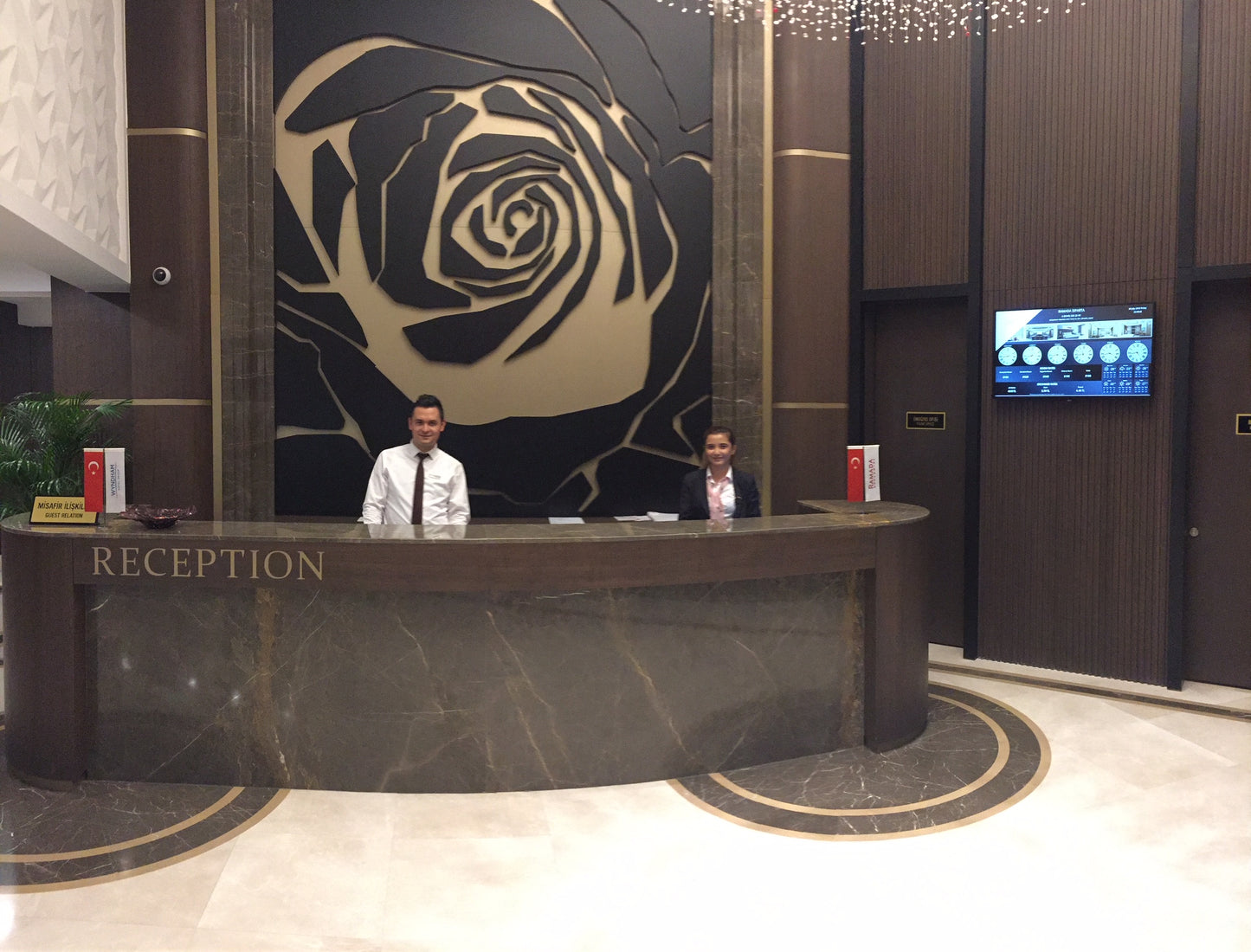 Hotel Resepsiyon Bilgi Ekranı - 32 Inch FULL HD 7/24 400 Nit Endüstriyel Signage Monitör