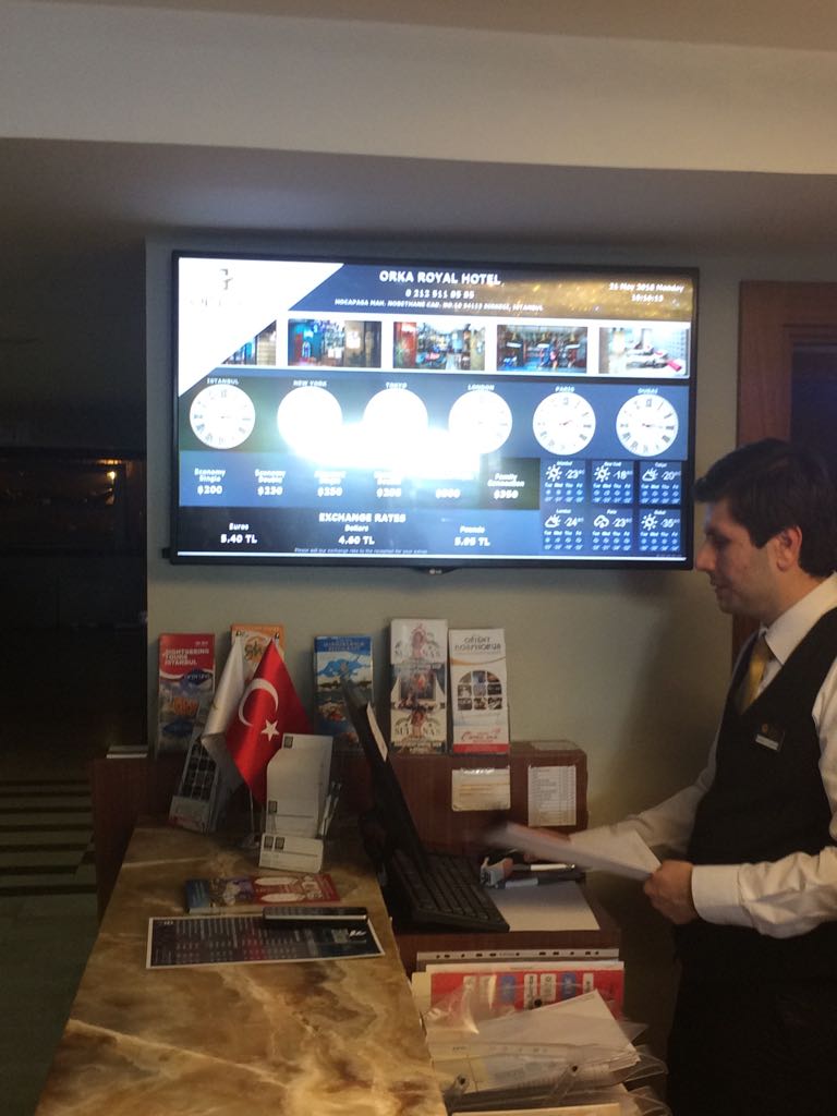 Hotel Resepsiyon Bilgi Ekranı - 32 Inch FULL HD 7/24 400 Nit Endüstriyel Signage Monitör